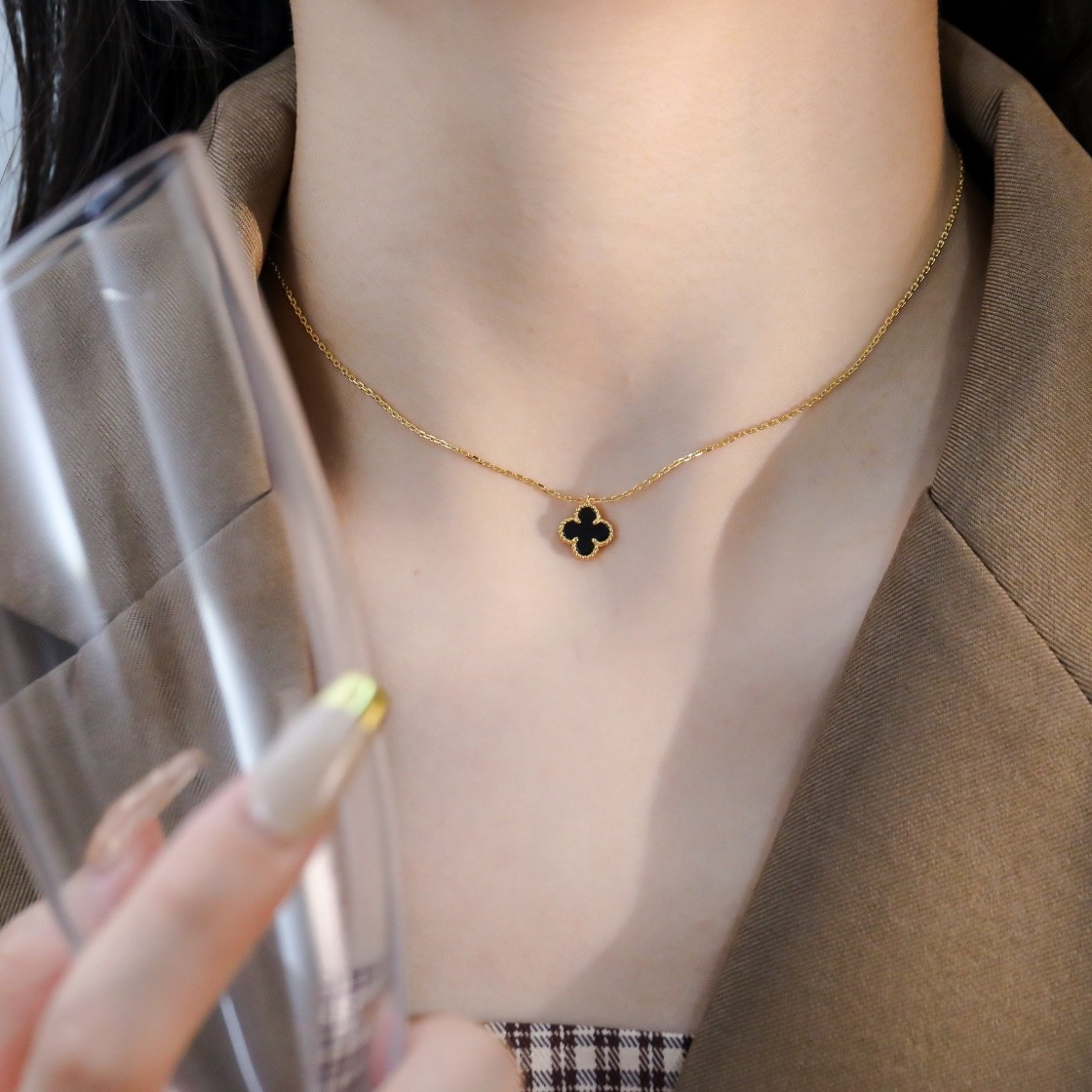Van Cleef & Arpels Vintage Alhambra Pendant Yellow Gold, Onyx